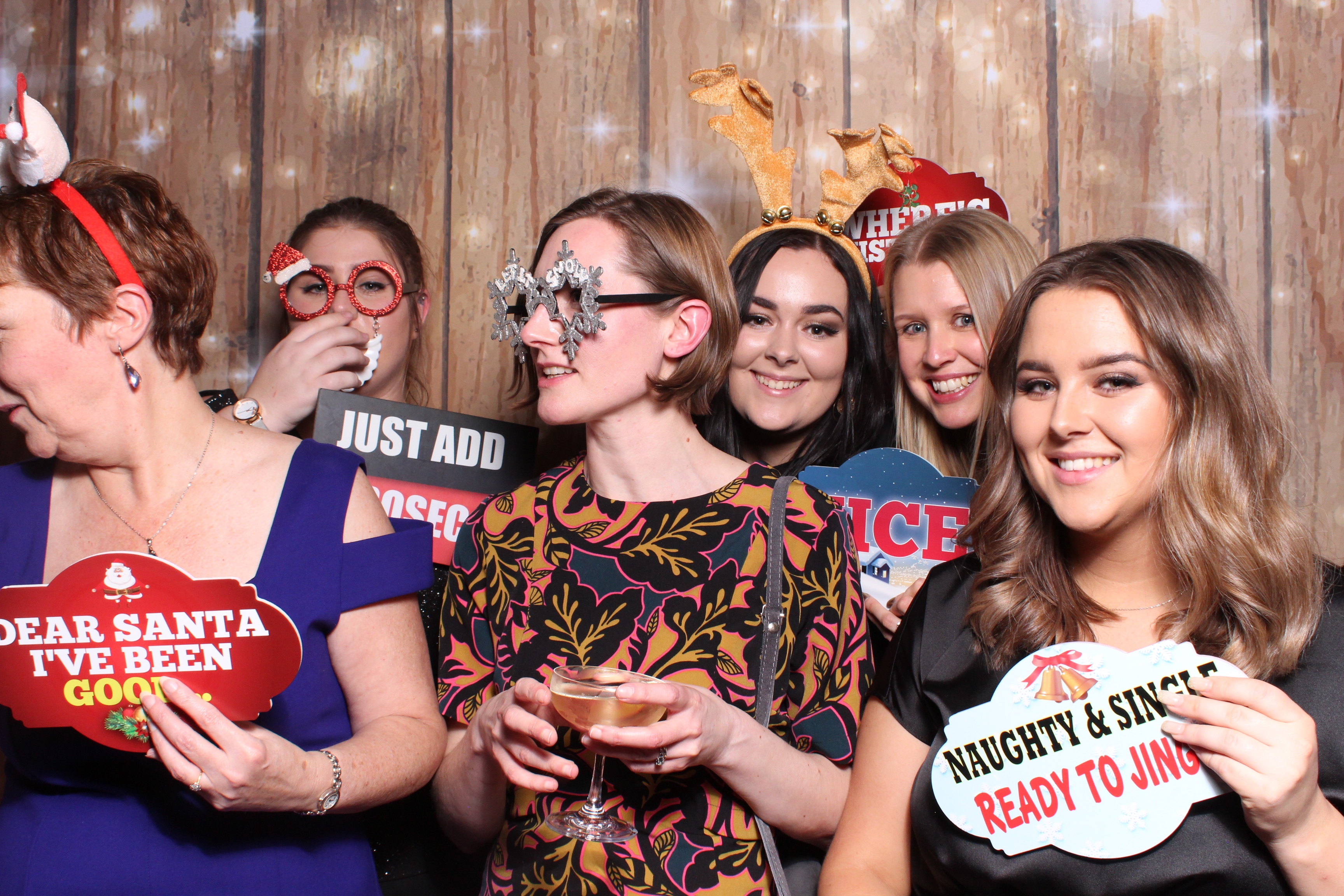 Tes Christmas party  | View more photos from the event at gallery.magicimages.uk/u/MagicImages/Tes-Christmas-party